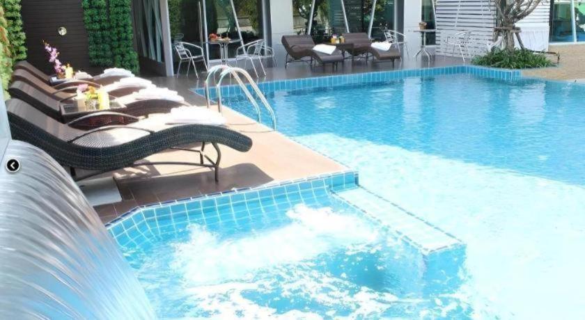 Chariot Pattaya Hotel Екстер'єр фото