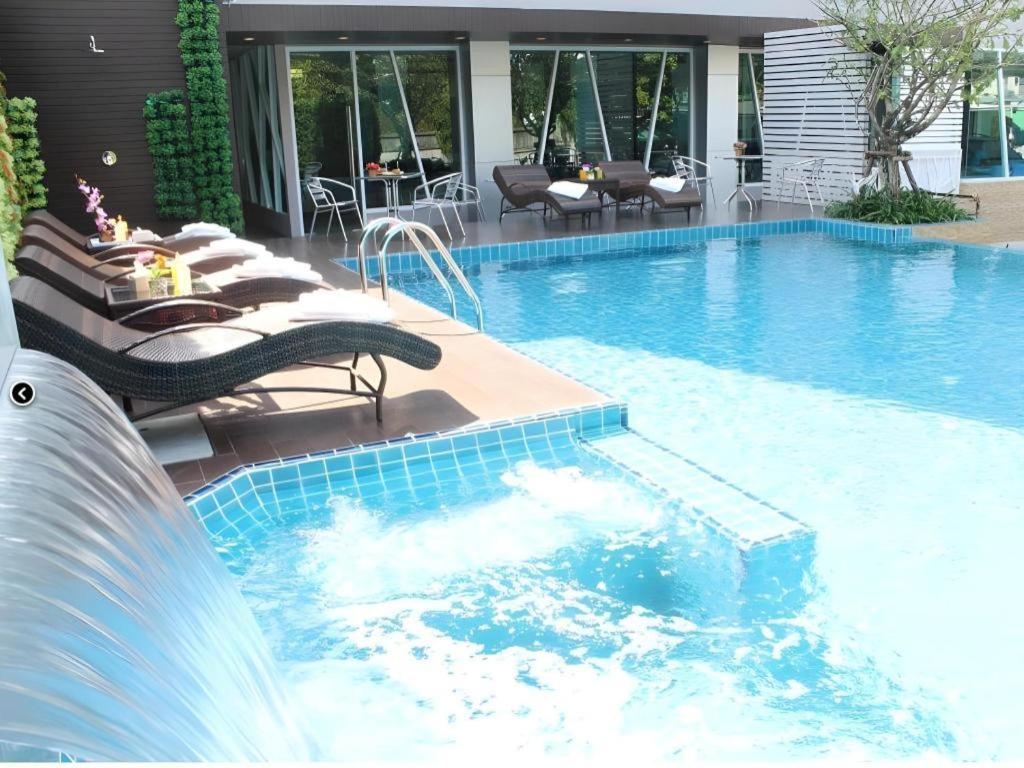 Chariot Pattaya Hotel Екстер'єр фото